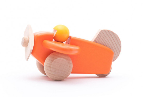 Holzspielzeug-Flugzeug-mit-Pilot-Orange-Bajo-01